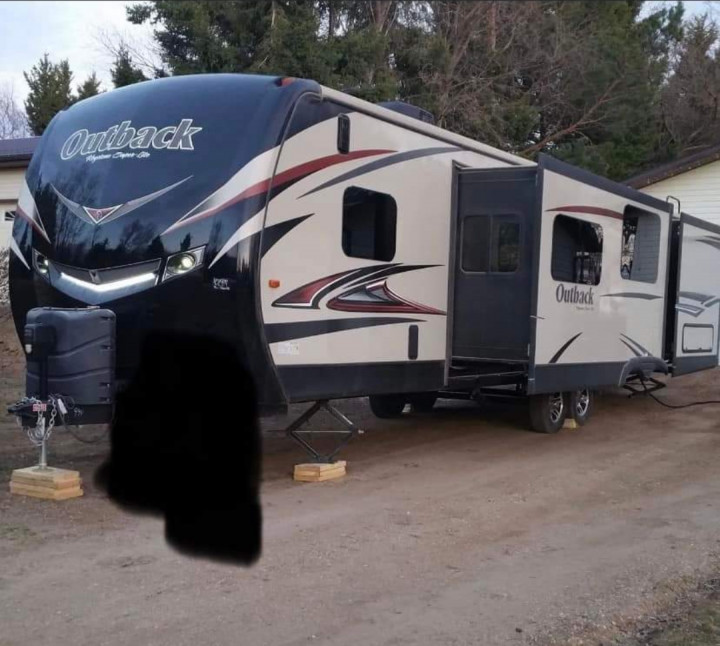 La caravane de camping Outback 2015 de couleur noire et brune est immatriculée en Saskatchewan (numéro 743 KPW)
