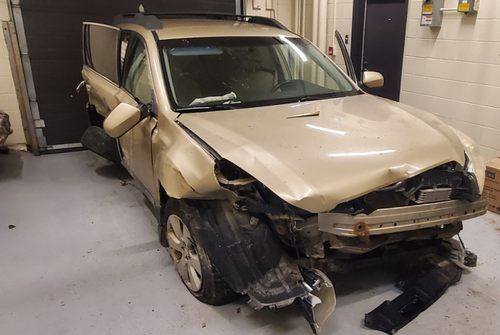 Une Subaru Outback 2010 dorée lourdement endommagée se trouve dans le garage du Détachement de Bay Roberts de la GRC.