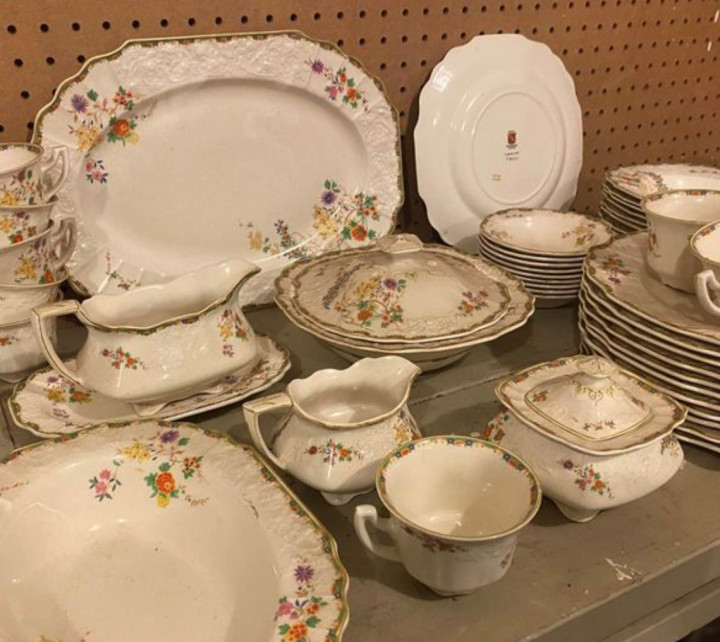 Stolen porcelain set 