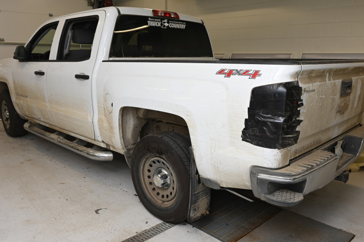 Chevrolet 1500 2017 blanc portant une plaque d'immatriculation de la Saskatchewan (964 HHA)