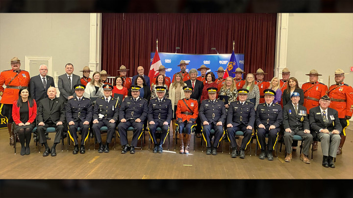 Photo de groupe des récipiendaires des médailles d'ancienneté de la GRC et des mentions élogieuses, qui ont été remises à London (Ontario) le 17 novembre 2022.