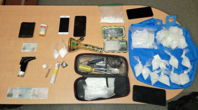 Saisi environ 900 grammes d'une substance soupçonnée d'être de la méthamphétamine en cristaux et des accessoires associés au trafic de la drogue. 