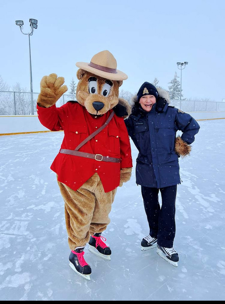 Le commandant et l'Ours prudent se tiennent devant une patinoire extérieure.