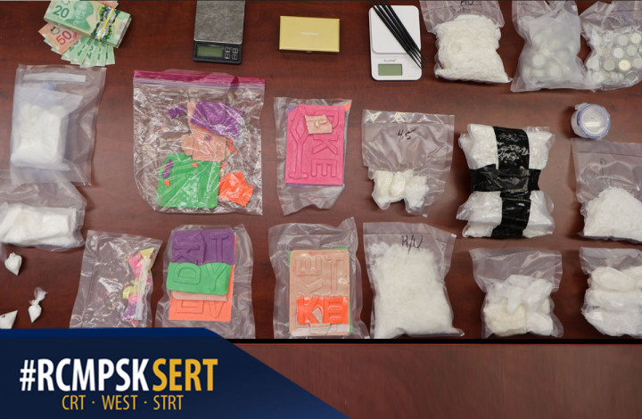 A sum of cash, 2.5 kg of methamphetamine, 1 kg of fentanyl, 0.5 kg of cocaine and between 40-50 small vials cannabis resin. 
