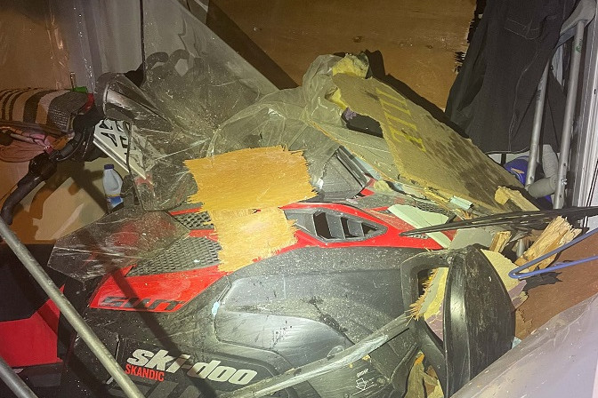 Une motoneige très endommagée à l'intérieur d'une pièce d'une maiso