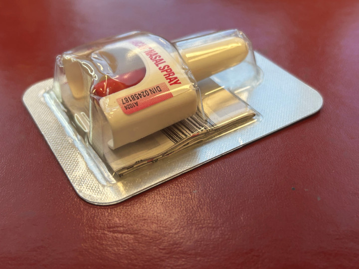 Naloxone spray