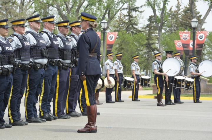Les cadets tiennent des tambours et les bannières de la GRC 150 sont visibles à l'arrière-plan.