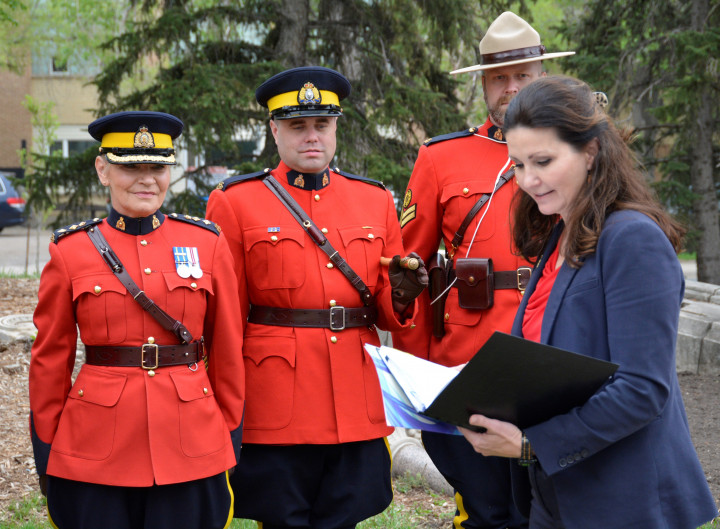 Le CO de la Division Dépôt et d'autres membres réguliers écoutent le maire Sandra Masters lire une proclamation de drapeau.