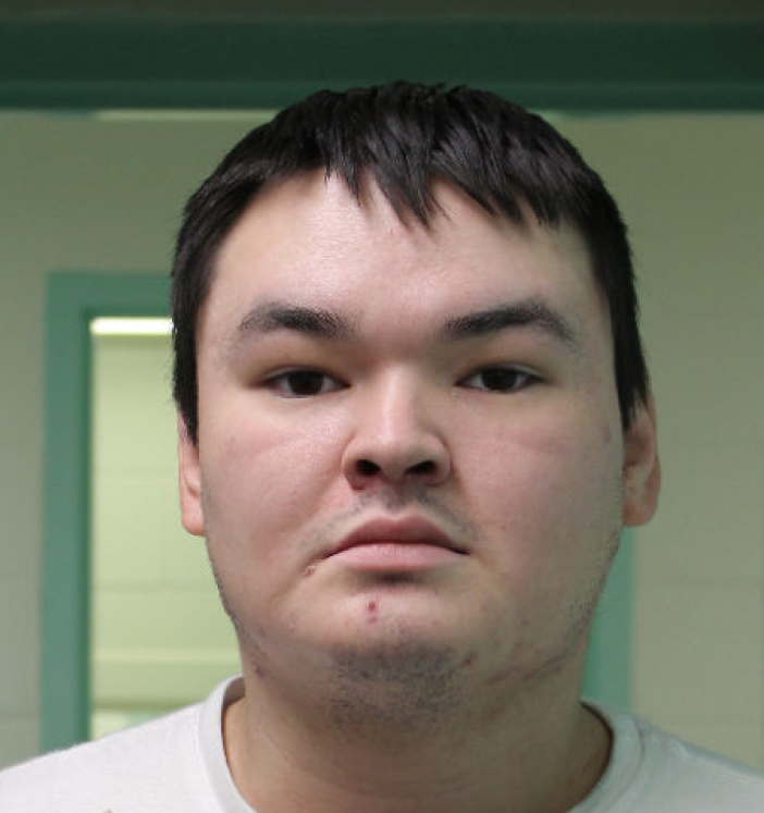 Braydon Durocher mesure environ 5 pi 10 po et pèse environ 250 lb. Il a les cheveux noirs et les yeux bruns. 