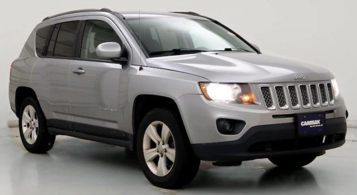 Image d'archive d'un VUS Jeep Compass gris.