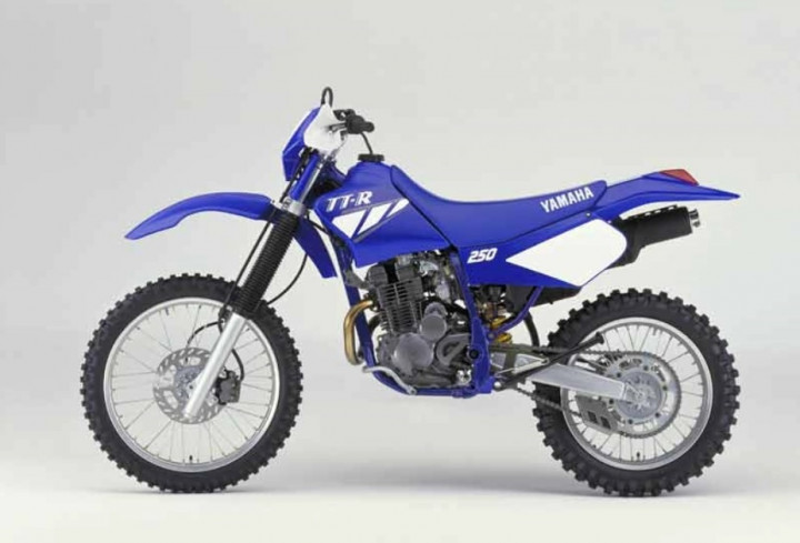 Image d'archive d'une moto Yamaha TTR 250 bleue, à quatre temps, de l'année 2002.
