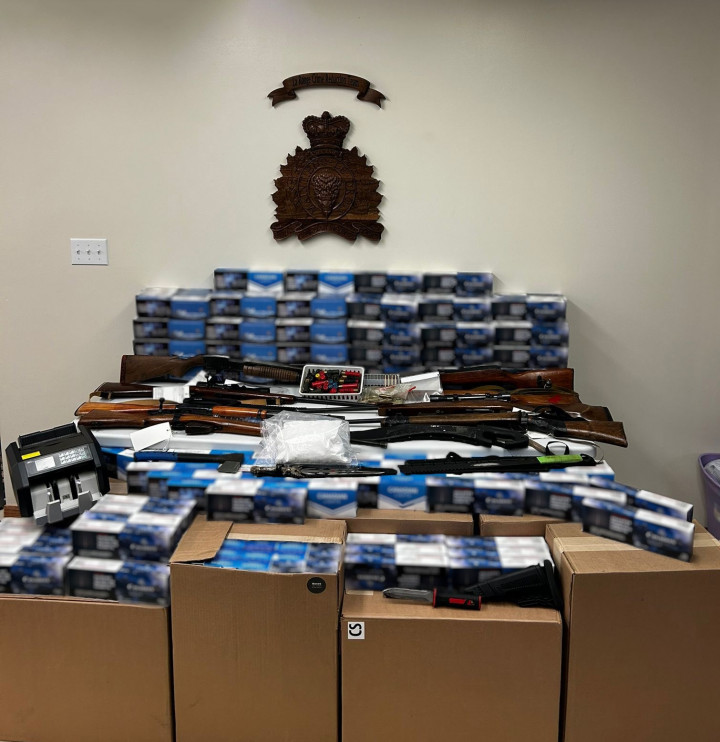 environ 110 000 cigarettes illégales; un kilogramme de poudre de morphine; huit armes à feu, dont un modèle semi-automatique; des chargeurs pour l'arme semi-automatique; des munitions; des articles pour le trafic de drogue.