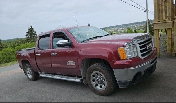 Un GMC Sierra 1500 rouge, de l'année 2013.