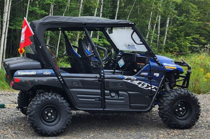 Vehicle tout-terrain avec sièges côte-à-côte