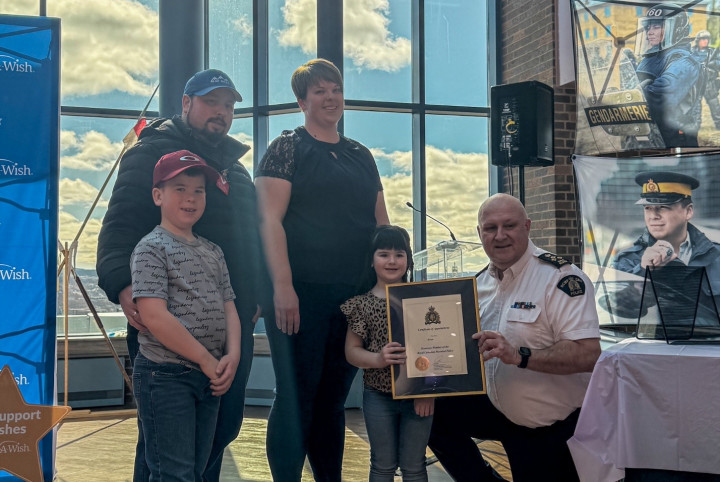 Alexa et sa famille recevant un certificat de nomination. 