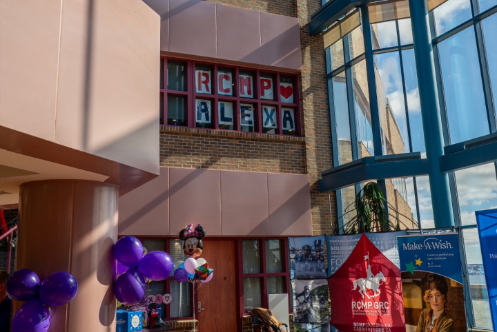 L'intérieur du quartier général de la GRC à Terre-Neuve-et-Labrador, décoré pour l'activité en l'honneur d'Alexa. 