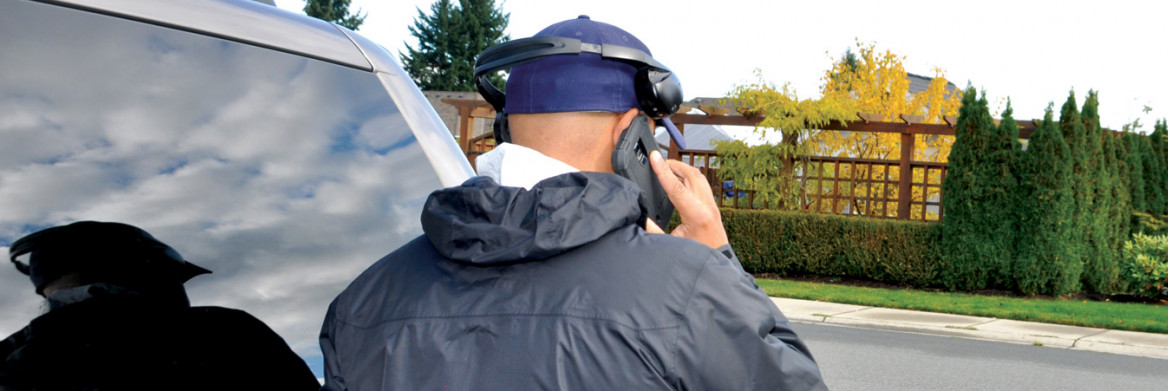 Policier en conversation sur un téléphone cellulaire.