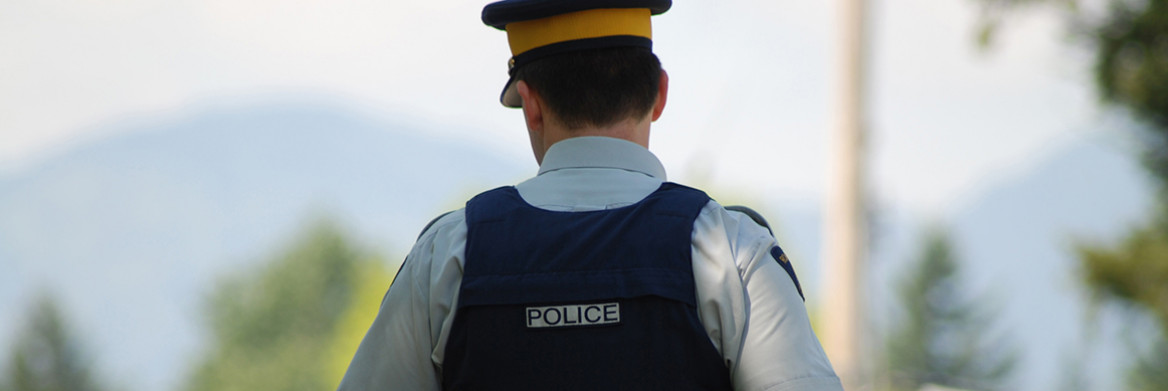 Policier de la GRC en uniforme vu de dos. 