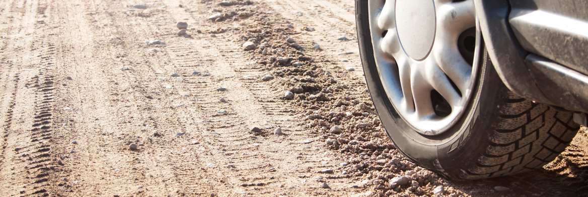 Pneu sur une route en gravier.