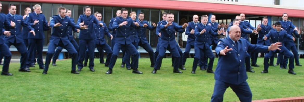 Des recrues de police exécutant une danse.