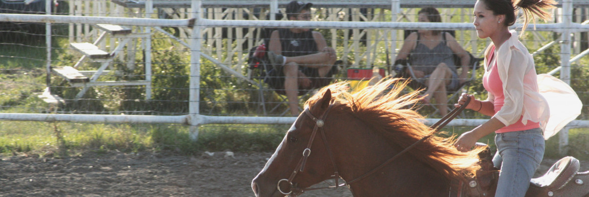 Une jeune cavalière à cheval.