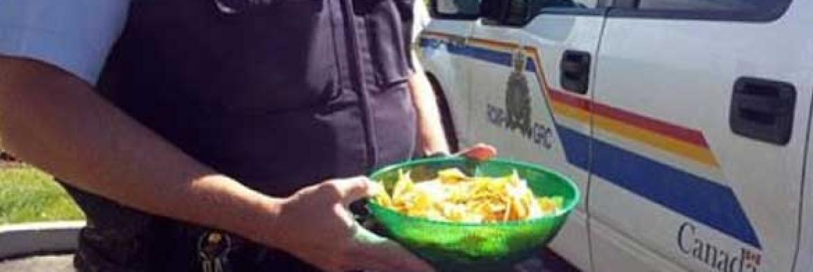 Policier avec un bol de croustilles.