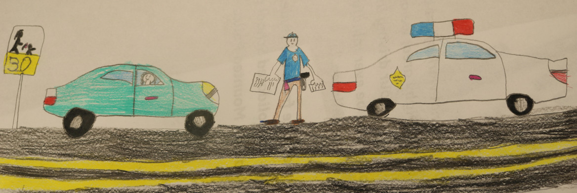 Dessin d'enfant illustrant un policier debout entre deux voitures.