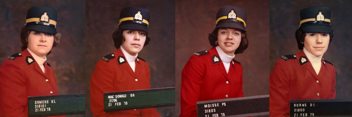 Portrait de quatre policières de la GRC vêtues de la tunique rouge, dans les années 1970.